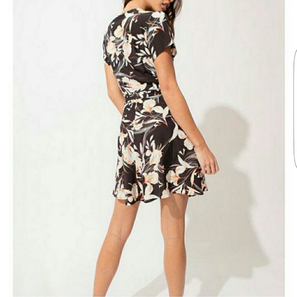 NWT Yumi Kim Kennedy 100% Silk Black Floral Bay Breeze Wrap Mini Dress - Small - Picture 3 of 16